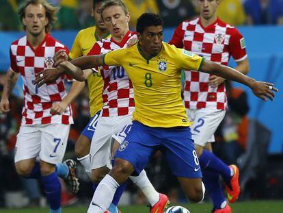 Paulinho protege a bola diante de Modric no Brasil-Croácia.