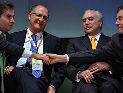 O presidente Temer, ladeado de Maia, Alckmin e Eun&iacute;cio Oliveira