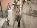 A vendedora ambulante Josefa Severina de Souza mora em uma casa de três quartos com os filhos e o marido no bairro Jardim do Colégio, em Embu das Artes, na Grande São Paulo.