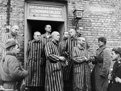 Soldados do Exército soviético com prisioneiros libertados do campo de concentração de Auschwitz, em janeiro de 1945.