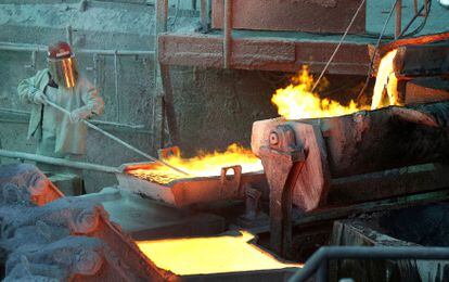Funcionário trabalha no forno de fundição da Codelco, em Ventanas (Chile).