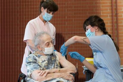Consuelo Landa, 91 anos, é vacinada na Espanha.