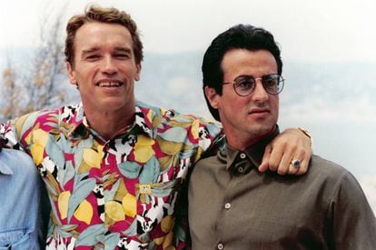 Uma foto impensable em 1990: Arnold Schwarzenegger e Sylvester Stallone, megaestrellas de cinema e inimigos declarados, posando juntos para a imprensa no Festival de Cannes.