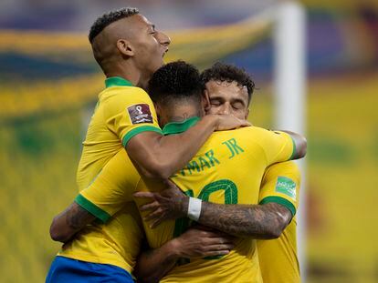 Philippe Coutinho, Neymar e Richarlison celebram um gol na partida contra a Bolívia pelas Eliminatórias da Copa 2022.