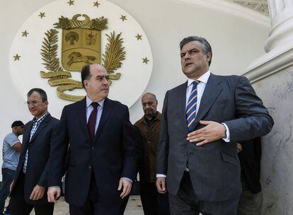 O embaixador espanhol na Venezuela, Jesús Silva (direita), com o presidente da Assembleia Nacional, Julio Borges.