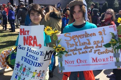 Hayden Bush-Resko, de 13 anos, e Oden Weiland, de 14, na marcha de Washington