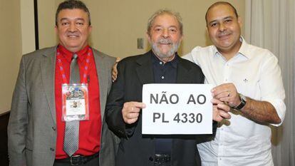 O ex-presidente Lula, ao lado de sindicalistas.