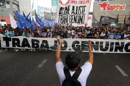 Manifestantes protestam por melhorias trabalhistas em 14 de outubro, em Buenos Aires.