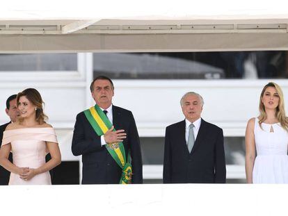 O presidente Jair Bolsonaro, entre a primeira-dama, Michelle, o ex-presidente Michel Temer (à dir.) e a ex-primeira-dama Marcela, durante a cerimônia de posse em Brasília
