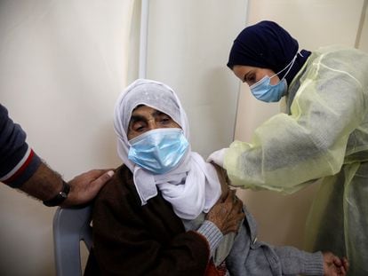 Uma mulher recebe uma dose de vacina contra a covid-19 na Cisjordânia, em 25 de março.
