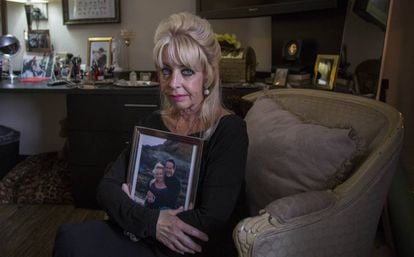 Deborah Brooks com uma foto de seu falecido marido, Dean, no quarto dela, na quinta-feira passada.