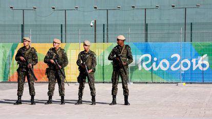 Soldados fazem a segurança do Parque Olímpico do Rio de Janeiro.