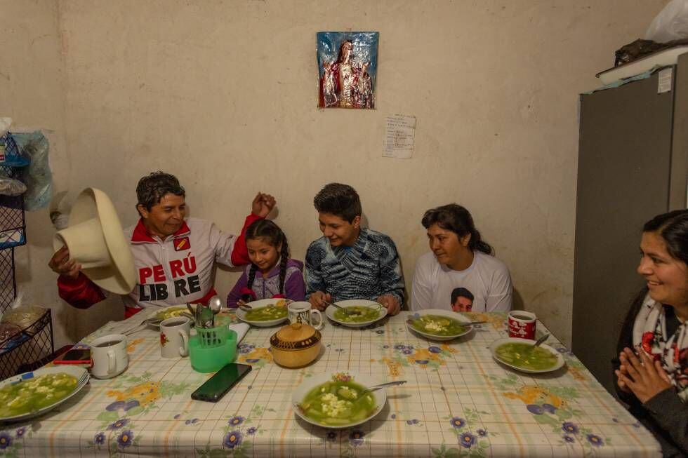 Pedro Castillo reza com a esposa, Lilia, e seus três filhos, Alondra, Arnold e Jennifer, antes de tomar uma sopa verde, prato tradicional de Cajamarca, Peru. 