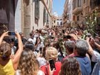 Celebración espontánea de la fiesta de San Juan en Ciutadella, Menorca, festejo suspendido por el Ayuntamiento y en el que se han producido algunas aglomeraciones. 