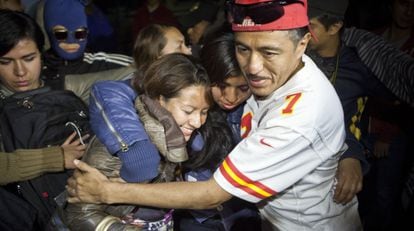 Yakiri abraça seus pais, Marina e José Luis, ao sair de prisão.