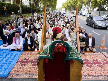 Grupo de muçulmanos reza em Gennevilliers em protesto pela proibição da oração na rua em 2011.