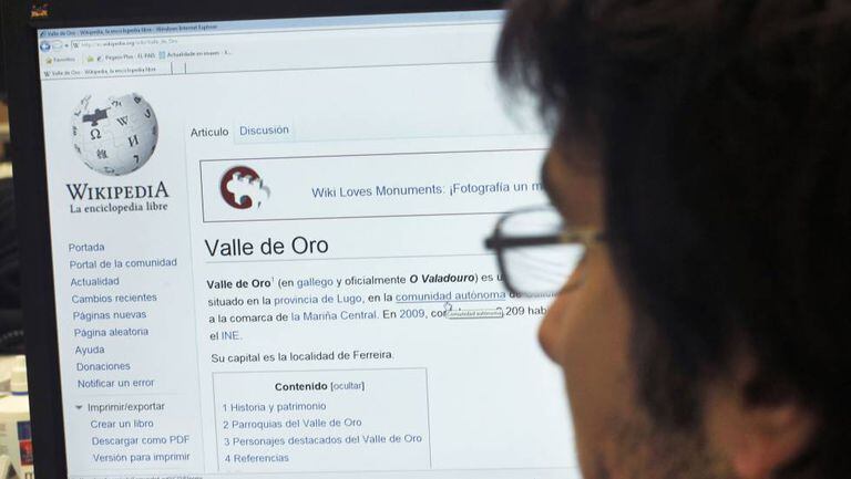 Um usuário de Wikipédia buscando informação.