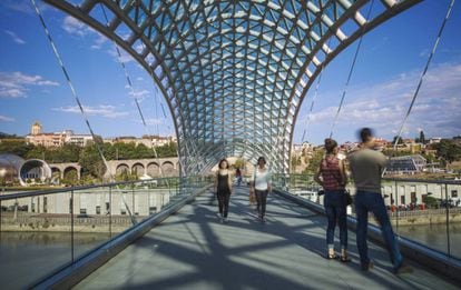 A ponte da Paz sobre o rio Mtkvari em Tbilisi (Geórgia).
