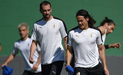 Godín e Cavani em treinamento da seleção uruguaia.