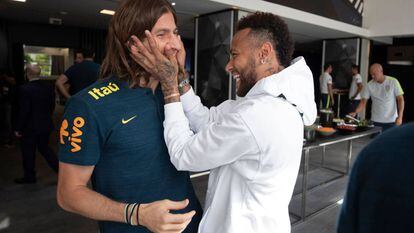 Neymar cumprimenta Filipe Luís em sua visita à seleção.