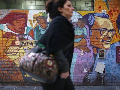 Mulher passa por grafite em Buenos Aires nesta sexta-feira.