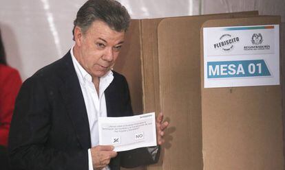 O presidente da Colômbia, Juan Manuel Santos, vota no plebiscito.