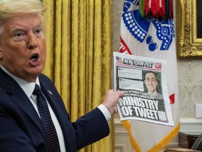 O presidente Donald Trump mostra a capa do jornal 'New York Post', onde aparece um funcionário do Twitter. Trump se queixa pelo trato recebido pela empresa.