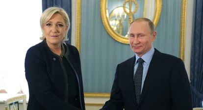 O presidente russo, Vladimir Putin, com a candidata francesa Marine Le Pen.