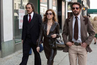 Christian Bale, Amy Adams e Bradley Cooper, em Trapaça.