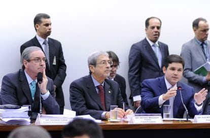 Cunha (à esq.) na sessão da CPI.