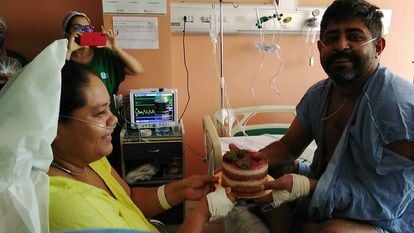 O casal Tatiana dos Reis da Silva e José Luís Oliveira renovam os votos de casamento em uma cerimônia em um hospital de covid-19.