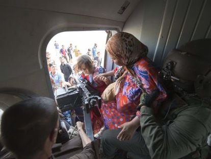 O Exército iraquiano retira mulheres e crianças de Amerli.