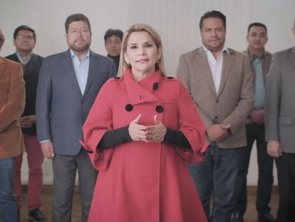 Jeanine Áñez anunciou sua desistência acompanhada de seus aliados políticos.
