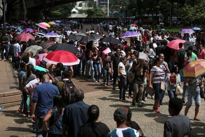 Desempregados aguardam em fila para participar de um processo de seleção em São Paulo, em 29 de março.