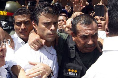 Leopoldo López (centro).