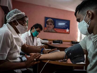 Enfermeira atende homem após lhe aplicar uma dose da vacina cubana Soberana 02, em 24 de março.