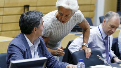O ministro de Finanças grego, Euclidis Tsakalotos, com a diretora do FMI, Christine Lagarde, em Bruxelas.