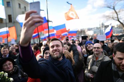 O líder opositor russo Alexei Navalny faz selfie durante protesto em fevereiro passado.