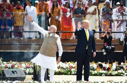 O primeiro-ministro da Índia, Narendra Modi, ao lado do presidente dos Estados Unidos, Donald Trump, no estádio de Ahmedabad, em 24 de fevereiro.