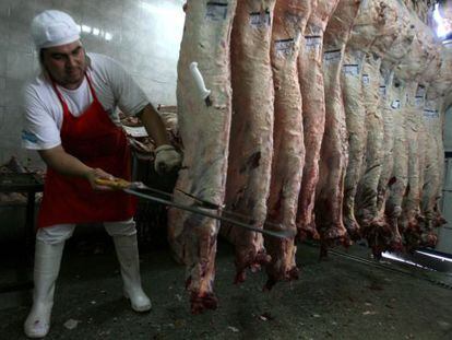 Um trabalhador da indústria da carne na Argentina.
