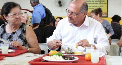Alckmin em um restaurante da rede Bom Prato.