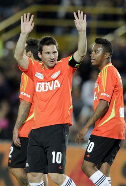 Messi cumprimenta o público em jogo benéfico em Bogotá.