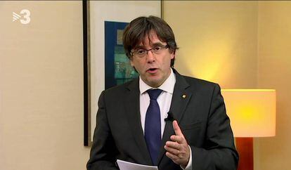 Puigdemont durante sua mensagem gravada, emitida na TV.