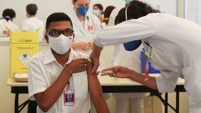 Profissional da saúde é vacinado contra a covid-19 no Hospital das Clínicas de São Paulo no dia 18 de janeiro.
