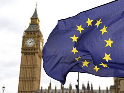 A bandeira da Europa, em frente ao Parlamento britânico.