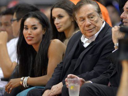 Sterling numa partida dos Clippers ao lado da noiva V. Stiviano.