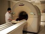 Un enfermo es introducido en un aparato de tomografía por emisión de positrones.