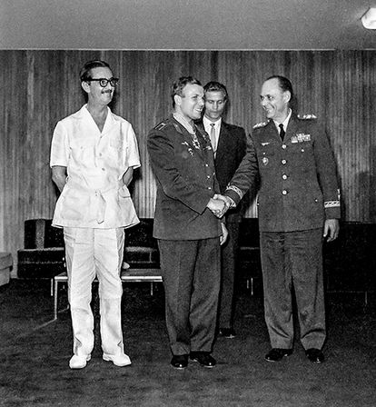 De slack, vestimenta que idealizou para funcionários públicos, Jânio Quadros condecorou Yuri Gagarin. O uniforme acabaria apelidado de "pijânio". 