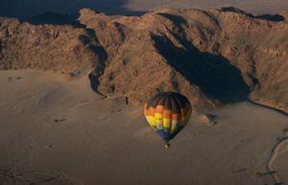 Passeio de balão sobre o deserto, na Namíbia.