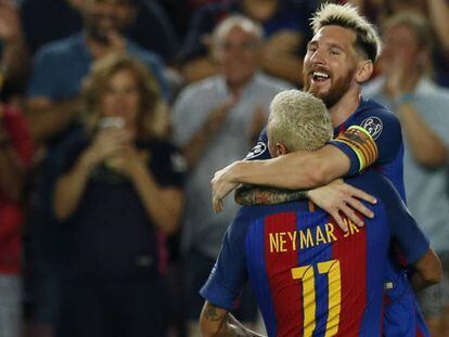 Messi comemora com Neymar.